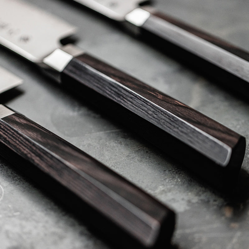 Griff aus schwarzem Pakkaholz bei den Messern Kiritsuke von KAI - Serie: Sekimagoroku Kaname, mit charakte-ristisch, schräg abgeschnittener K-Tip-Spitze 