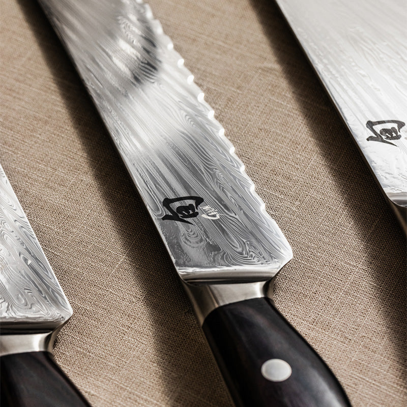 Jedes Messer von KAI hat ein eingraviertes Logo auf der Messerklinge. 
Online-Shop Home-and-Kitchen.de