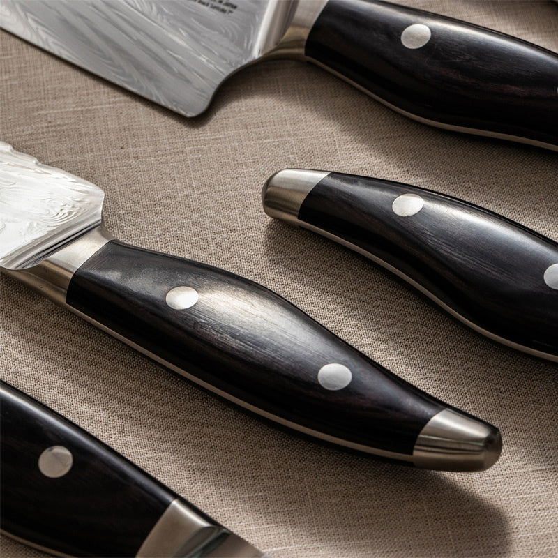 Angenietete Griffschalen aus schwarzem Pakkaholz an den Messern aus der KAI - Serie: Shun Nagare Black
Online-Shop Home-and-Kitchen.de