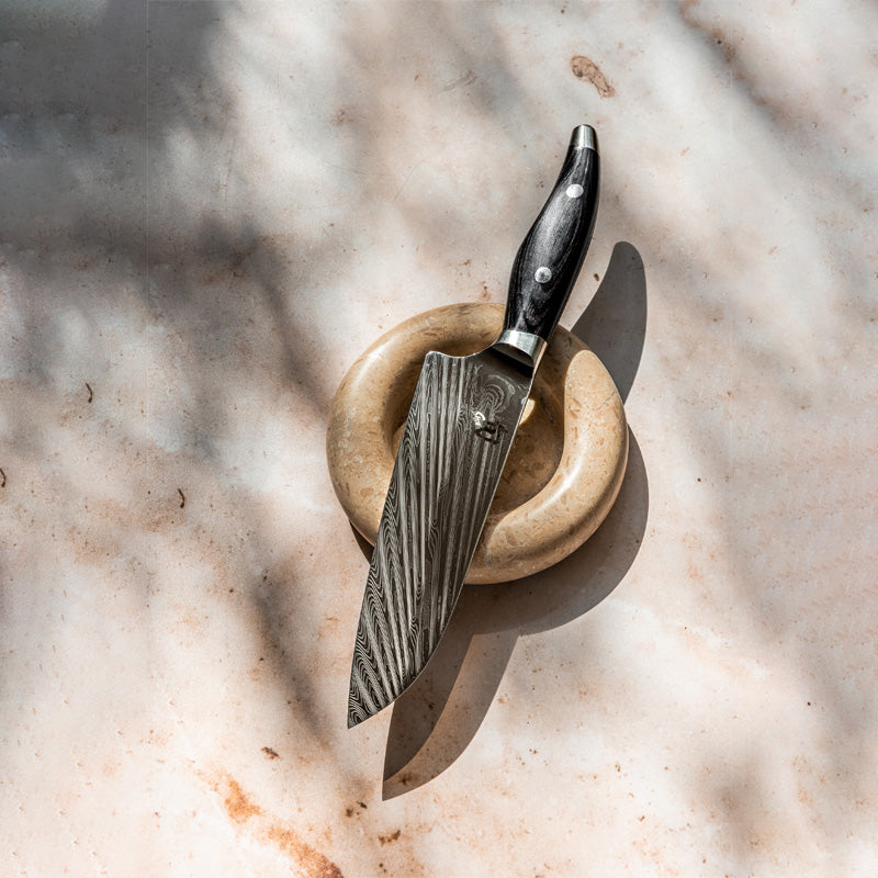 Hochglanzpoliertes Klingendesign bei  beidseitig geschliffenen Messerklingen  der  KAI - Serie: Shun Nagare Black, Griffschale aus schwarzem Pakkaholz,
Online-Shop Home-and-Kitchen.de