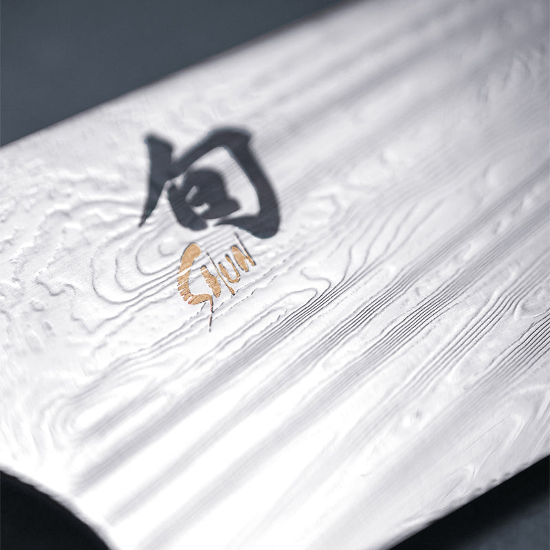 Eingraviertes Logo auf der Messer-Serie: Shun Nagare von KAI.
Online-Shop Home-and-Kitchen.de

