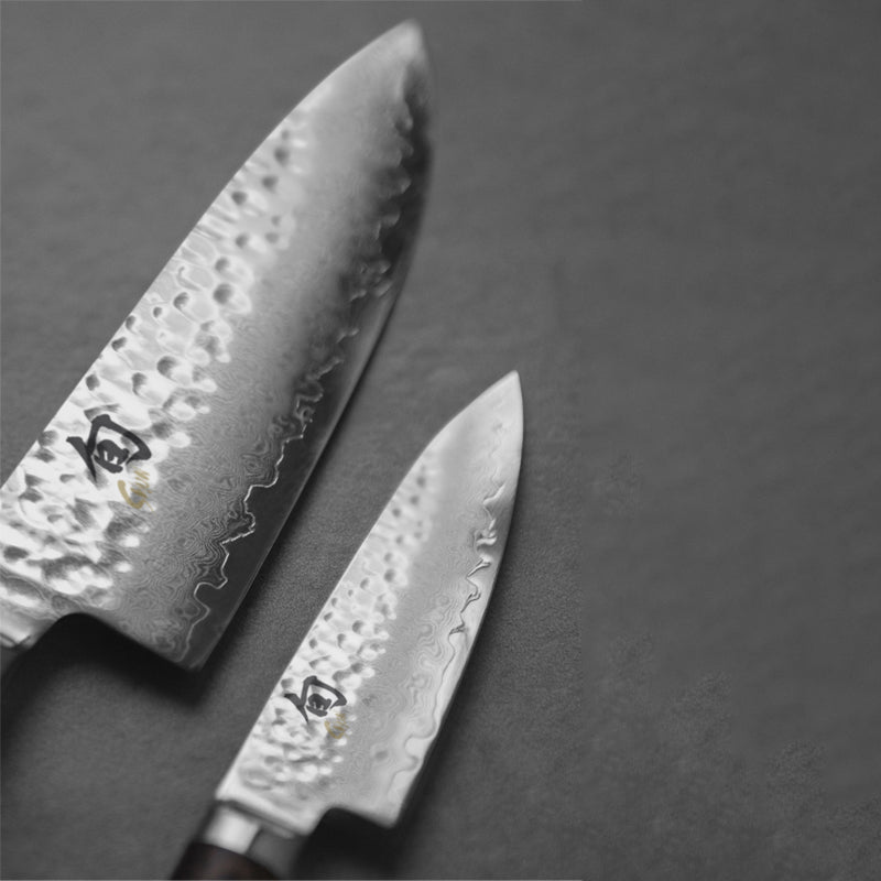 Logo auf Messern der KAI - Serie: Shun Premier Tim Mälzer, Klinge mit Hammerschlag-Oberfläche,
Online-Shop Home-and-Kitchen.de