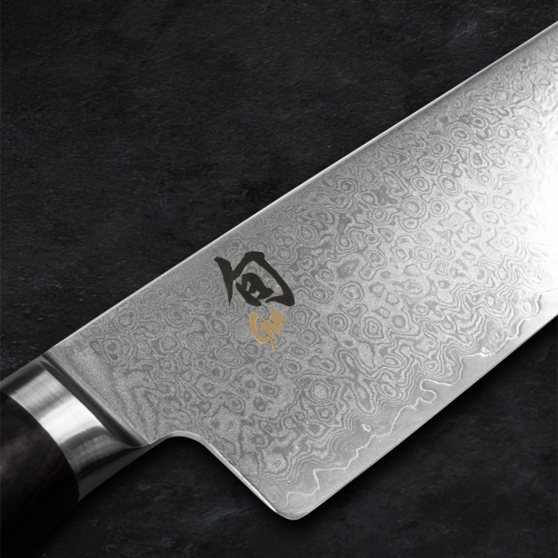 Auffällige Damaszenermaserung auf der Klinge des Santoku-Messers von KAI - Serie: Shun Premier Tim Mälzer MINAMO 
Online-Shop Home-and-Kitchen.de