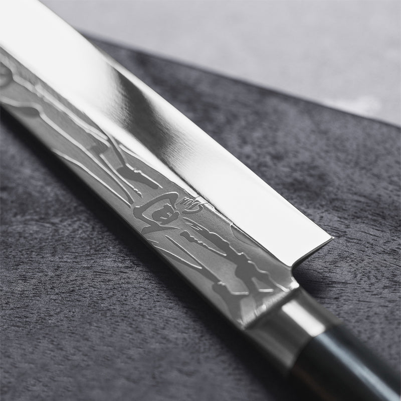Eingraviertes Logo auf Deba Messerklinge von KAI - Serie: Shun Pro Sho handgefertigt in Japan, einseitig geschliffen
Online-Shop Home-and-Kitchen.de
