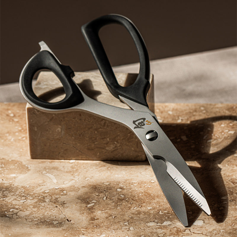 Zur Reinigung zerlegbar: Haushaltsschere von KAI, Serie: SHUN
ergonomische Griffe aus Elastomer-Kunststoff, zwei Zusatzfunktionen wie Knochenkerbe und Kapselheber.
Online-Shop Home-and-Kitchen.de

