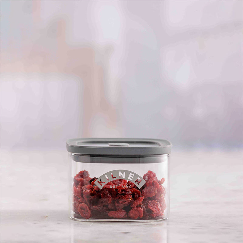 Aufbewahrungsgläser FRESH STORAGE - von Kilner in 3 Größen verfügbar, Volumen  0,5 l, 1,0 l oder 1,5 l, mit integrierter Vakuumversiegelung ,
stapelbar
Auch für den Kühlschrank geeignet
