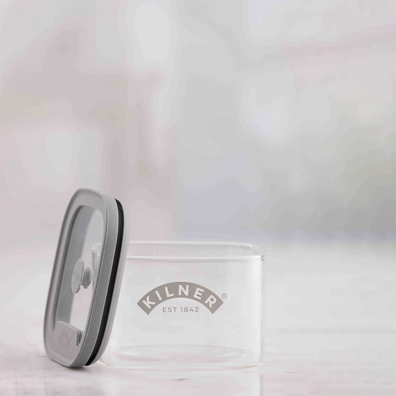Kilner-FRESH STORAGE - Aufbewahrungsgläser in 3 Größen 
Volumen 0,5 l, 1,0 l oder 1,5 l
Mit integrierter Vakuumversiegelung,
stapelbar.
Auch für den Kühlschrank geeignet
Für alle trockenen Lebensmittel
Spülmaschinengeeignet (ohne Deckel)
