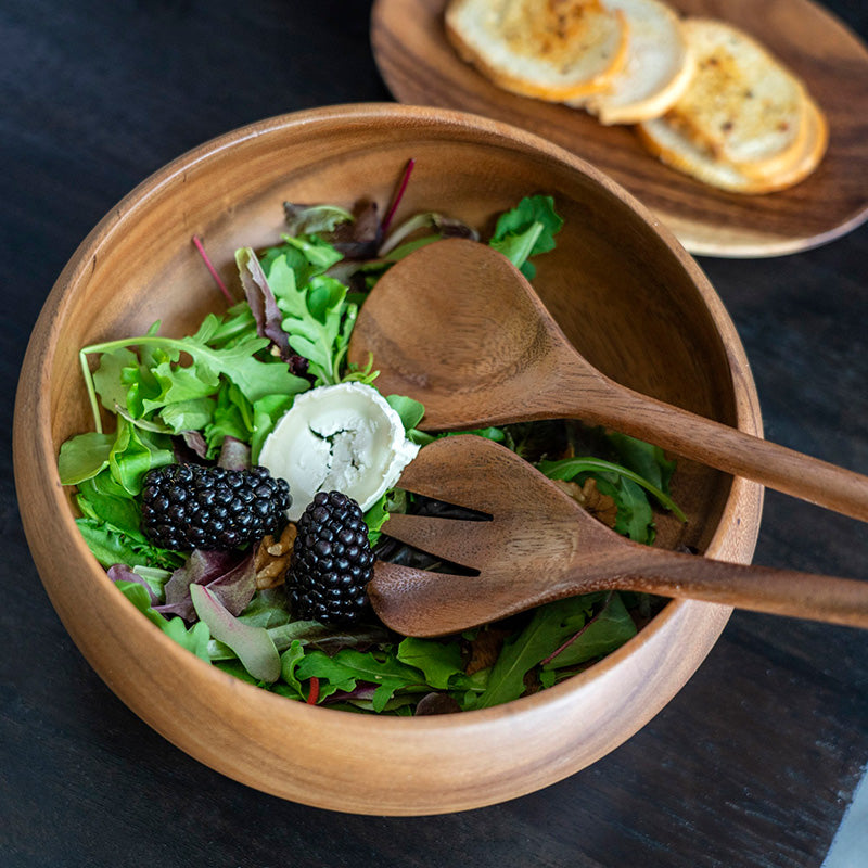 Salatschüssel aus Akazienholz von Kinta, moderne runde Form, individuelle Holzmaserung, mit passendem Salatbesteck, im Online-Shop Home-and-Kitchen.de