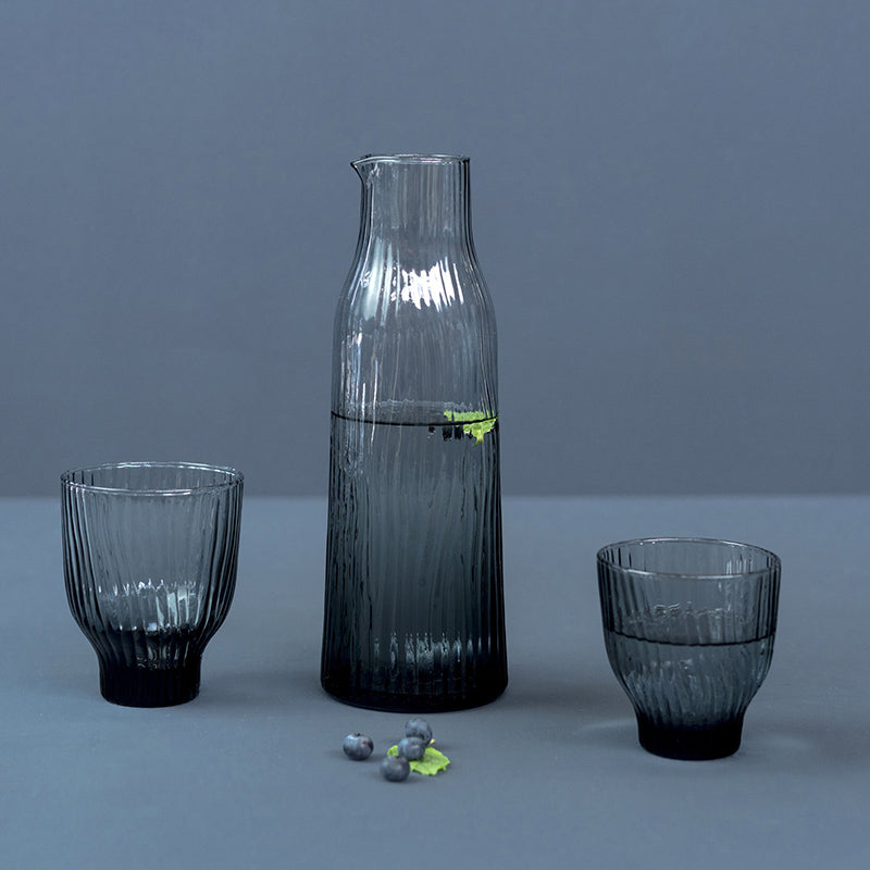 Wellenförmiges Design und mundgeblasenes Kristallglas bei der Karaffe von Kinta, für Säfte und andere Kaltgetränke