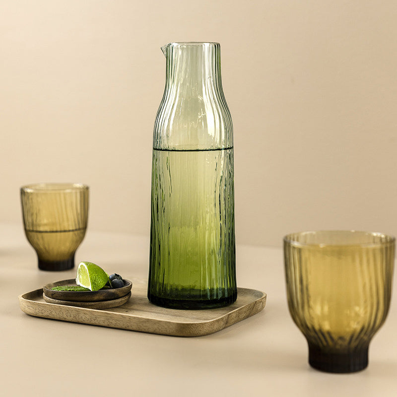 Glaskaraffe von Kinta - wellenförmiges Design mit einem sehr schönen Reflexionen bei Lichteinfall, in den Farben Rauchgrau oder Grün