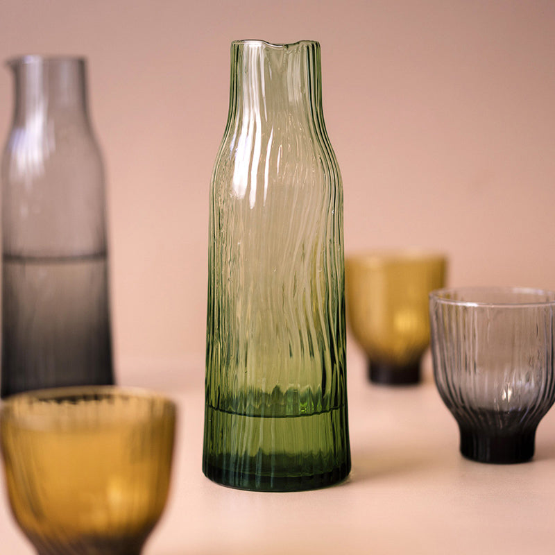 In Rauchgrau oder Grün: Glaskaraffen von Kinta für Kaltgetränke, in ansprechendem Design