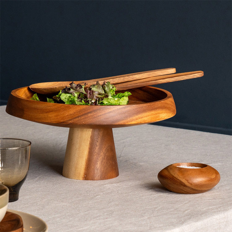 Runde Schale mit kleinem Rand und hohem Standfuß aus Akazienholz von Kinta, mit individueller Holzmaserung, handgefertigt, passendes Salatbesteck auch im Online-Shop Home-and-Kitchen.de