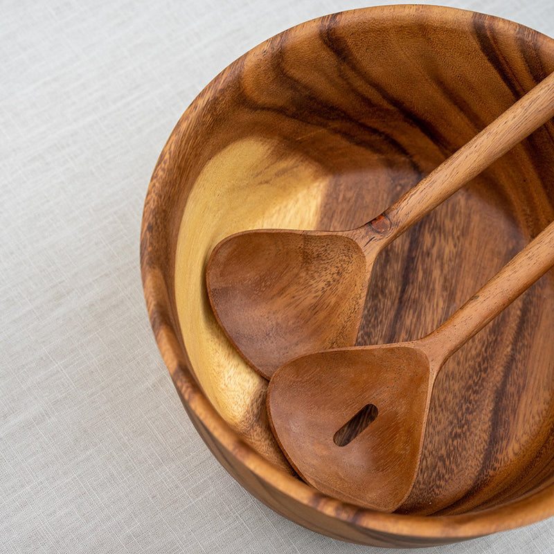 Inspiriert durch die Form eines Ginkgo-Blattes - 2-teiliges Salatbesteck von KINTA, Akazienholz mit Maserung