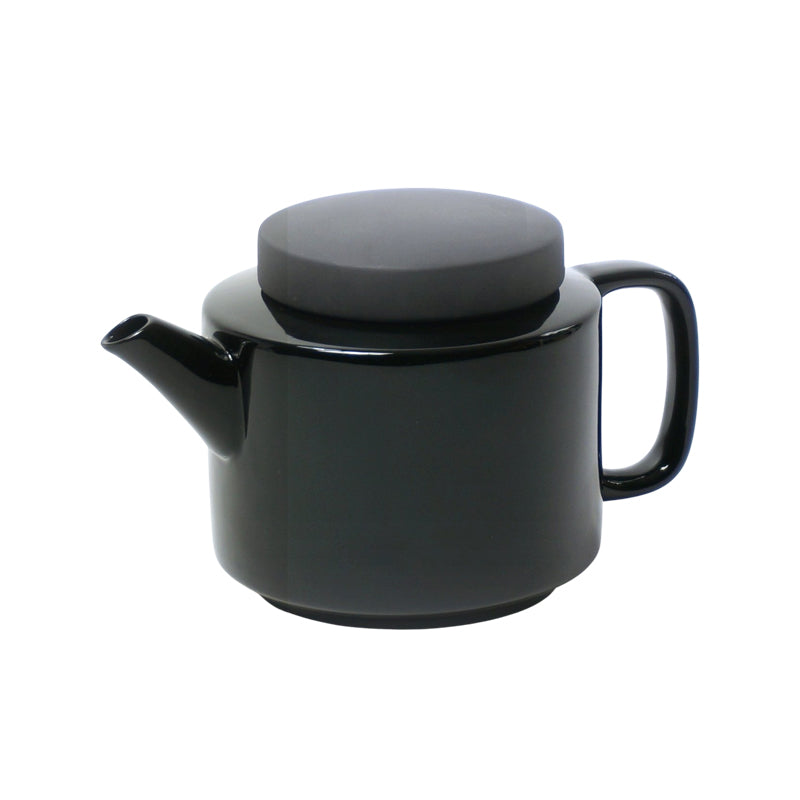 Schwarze CYL Teekannen von KINTA
Steingut, glänzend, Deckel matt, großer Griff, runder Deckel
FAIR TRADE und nachhaltig produziert
Größe 950 ml: Höhe 13,5 cm, Ø 13,5 cm / Größe 1350 ml: Höhe 14,5 cm, Ø 14,5 cm