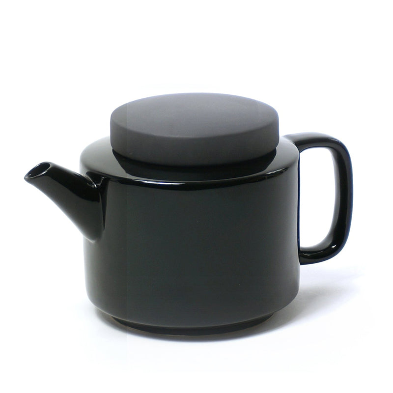 Teekannen CYL von KINTA
Steingut, glänzend, Deckel matt, großer Griff, runder Deckel
Größe 950 ml: Höhe 13,5 cm, Ø 13,5 cm / Größe 1350 ml: Höhe 14,5 cm, Ø 14,5 cm