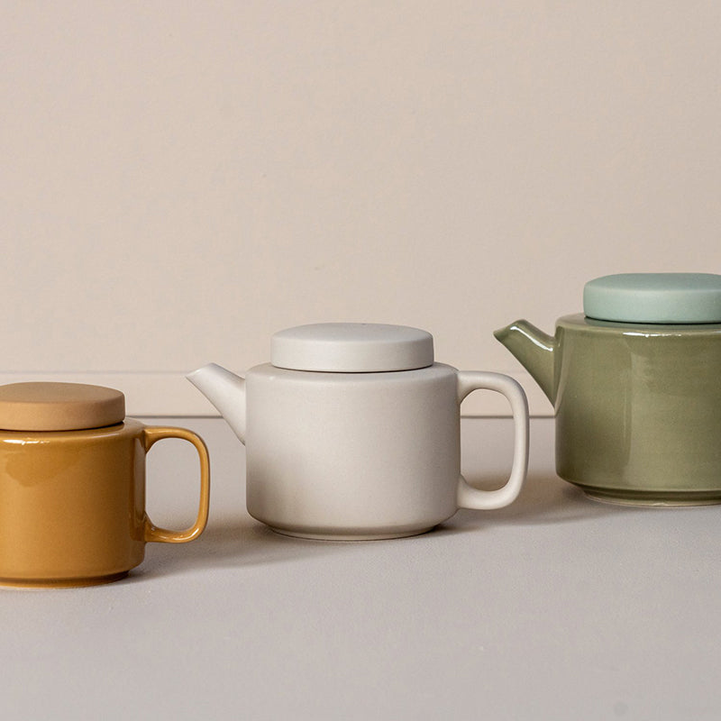 In mehreren Farben erhältlich: CYL Teekannen von KINTA
Größe 950 ml: Höhe 13,5 cm, Ø 13,5 cm / Größe 1350 ml: Höhe 14,5 cm, Ø 14,5 Online-Shop Home-and-Kitchen.de