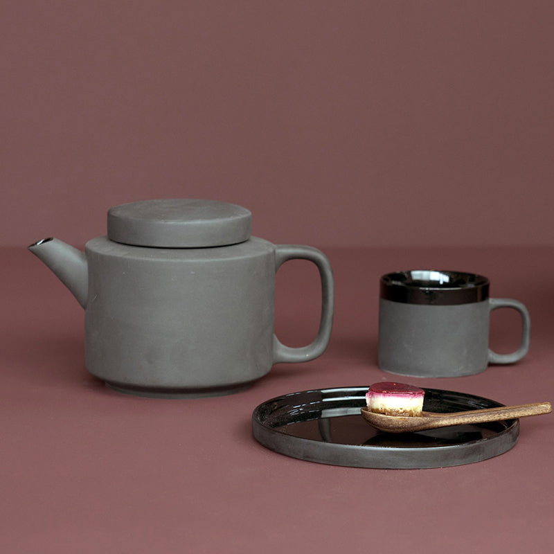CYL Teekannen von KINTA, Steingut, innen glasiert, großer Deckel und Griff, 
FAIR TRADE und nachhaltig produziert
Größe 950 ml: Höhe 13,5 cm, Ø 13,5 cm, Online-Shop Home-and-Kitchen.de