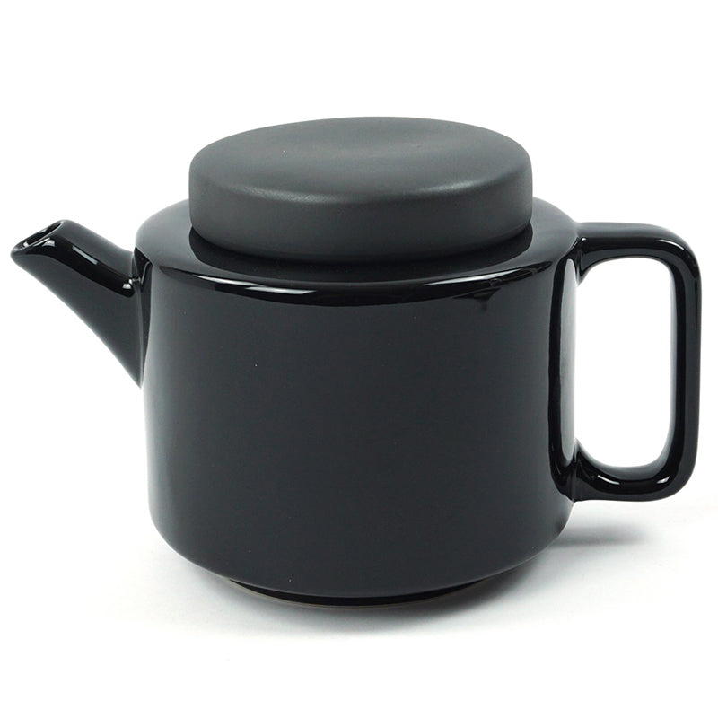 Schwarze CYL Teekannen von KINTA
Steingut, glänzend, Deckel matt, großer Griff, runder DeckelFAIR TRADE und nachhaltig produziert,
Größe 950 ml: Höhe 13,5 cm, Ø 13,5 cm / Größe 1350 ml: Höhe 14,5 cm, Ø 14,5 cm
Online-Shop Home-and-Kitchen.de