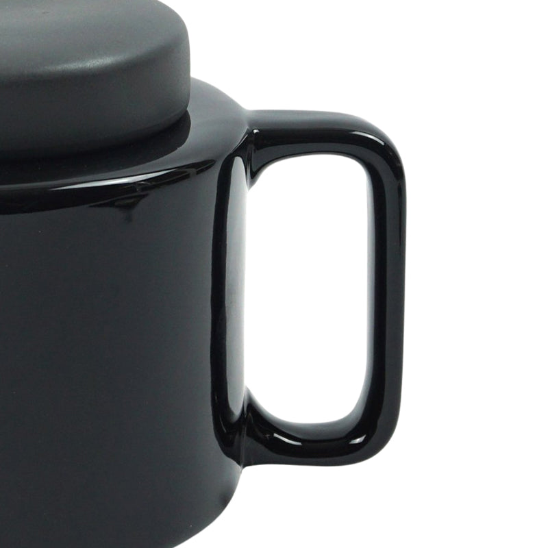 Großer Henkel an schwarzer Teekanne CYL von KINTA, Größe 950 ml: Höhe 13,5 cm, Ø 13,5 cm / Größe 1350 ml: Höhe 14,5 cm, Ø 14,5 cm
Online-Shop Home-and-Kitchen.de