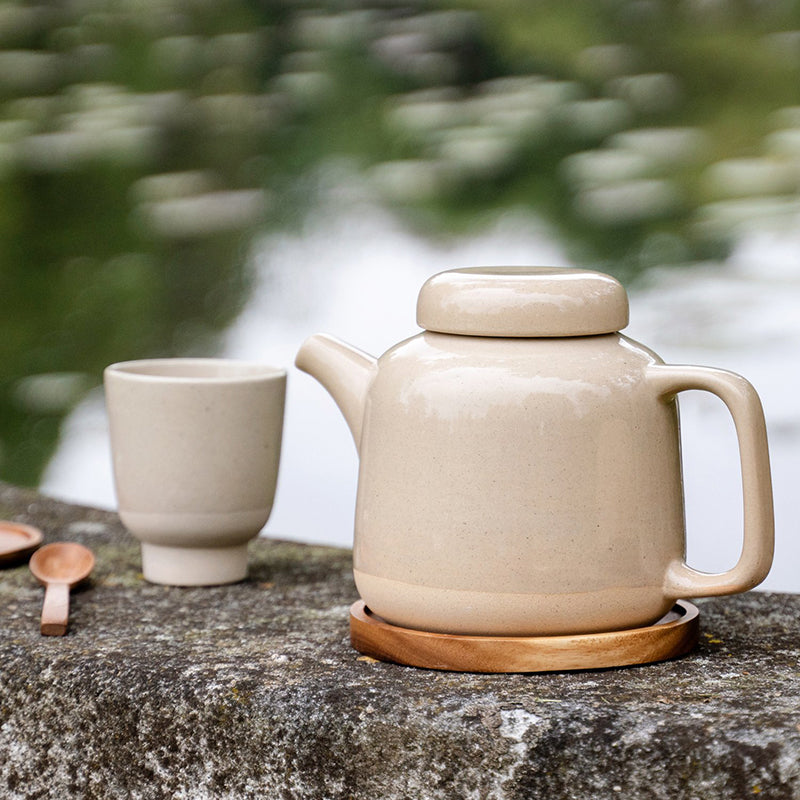 RUTUNDA Teekannen von KINTA, glänzend glasiert, beige, mit kleinen Sprenkeln, großer Henkel, Höhe 14 cm, Ø 12 cm, 1250 ml,  Online-Shop Home-and-Kitchen.de