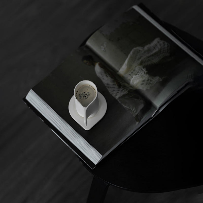 Ansicht von oben: weiße Porzellan Kaffeetasse von Kyuka Design, 200 ml Volumen
