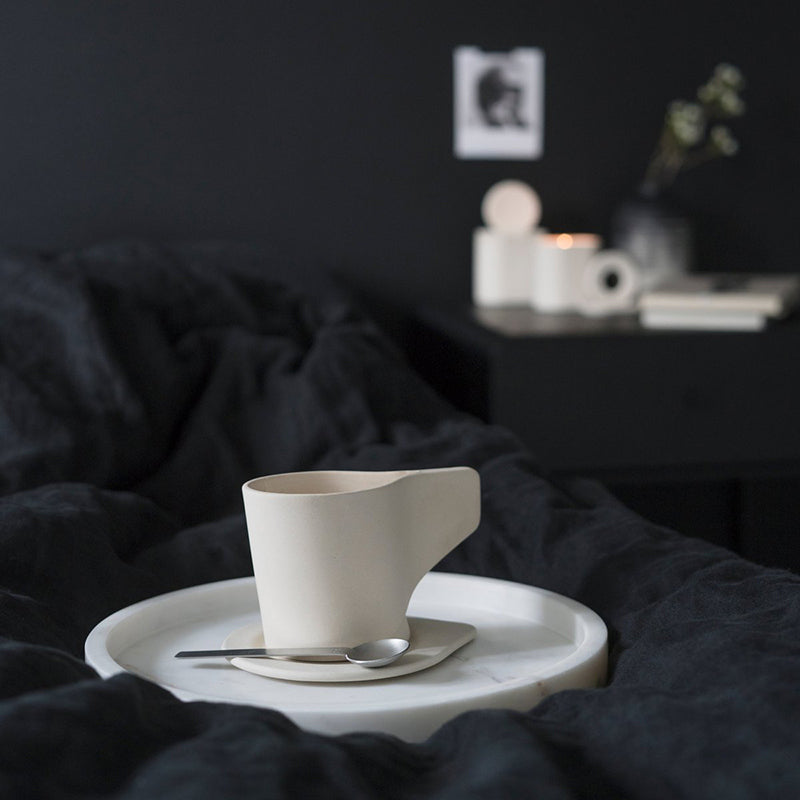 Weiße Porzellan Kaffeetasse von Kyuka Design, Volumen 200 ml,
elipsenförmig - mit durchgängigem Henkel,
Online-Shop Home-and-Kitchen.de