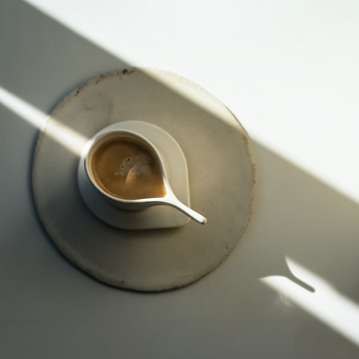weiße Porzellan Kaffeetasse von Kyuka Design, Volumen 200 ml, 
elipsenförmig - mit durchgängigem Henkel