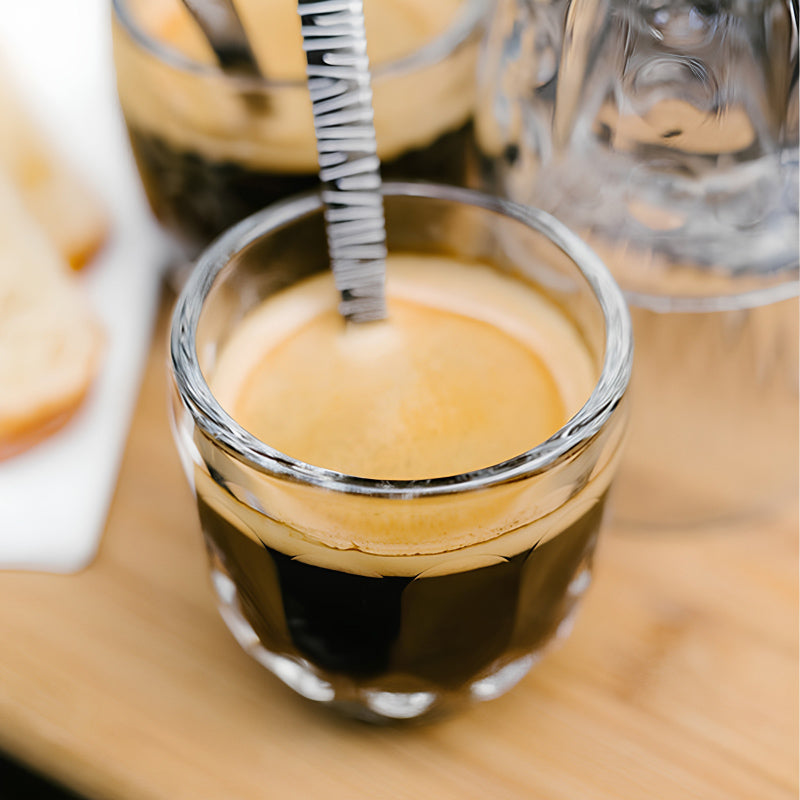 Kräftiger Espresso, serviert im Espressoglas GEO von La Rochere, 100 m, im 6er Set, auch für kleine Desserts oder Sorbets.