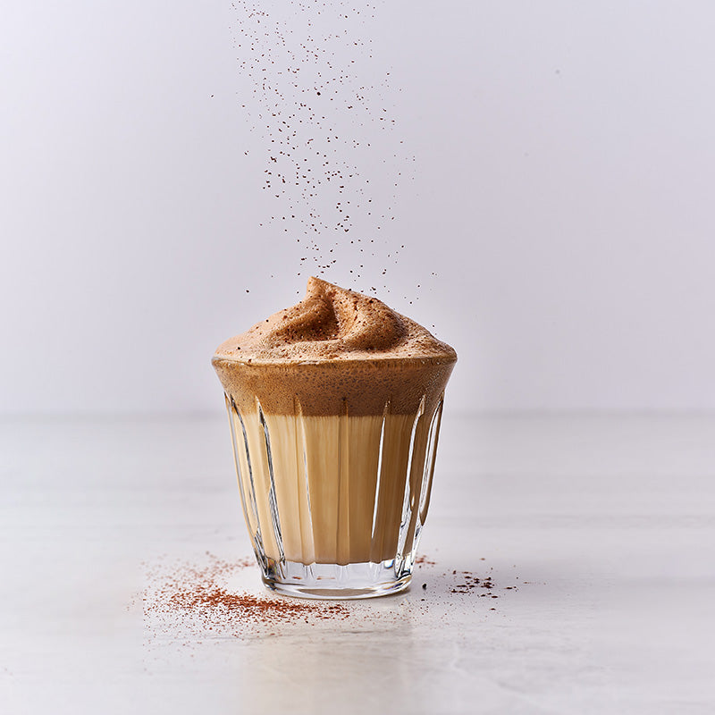 Ein geprägtes Rippenmuster haben die Espresso-Tassen ZINC von La Rochere,  im 6er Set, 100 ml Füllungsvolumen. Auch für kleine Desserts oder Vorspeisen geeignet.