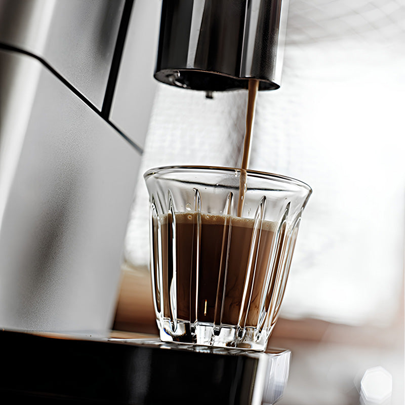 Frischen Espresso aus den Espressotassen ZINC von La Rochere. Geprägtes Rippenmuster, 100 ml Füllvolumen, im 6er Set