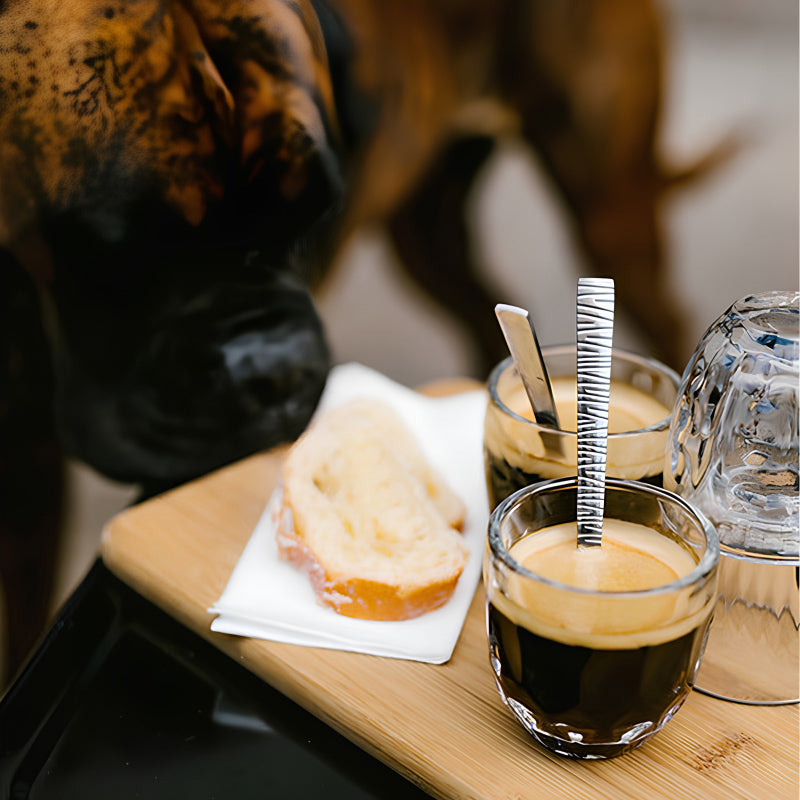 Die Facette Trinkgläser gefüllt mit Kaffee 