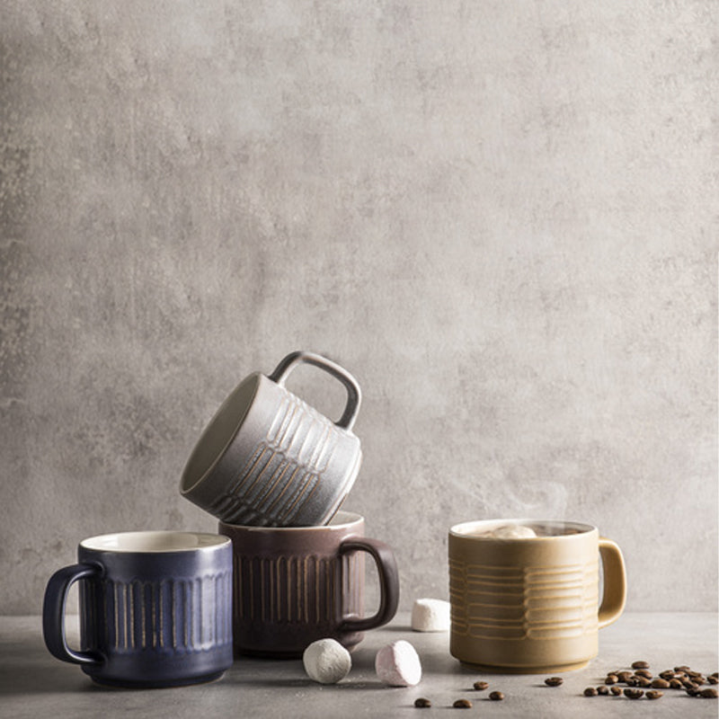 Unterschiedliche Muster haben die Kaffeebecher CARVE von Ladelle, mit Henkel, aber 4 zusammen passende Farben, kombinierbar mit den Tassen der Serie TAPER, Tasse innen Farbe Creme, 350 ml, Höhe 10 cm, spülmaschinengeeignet