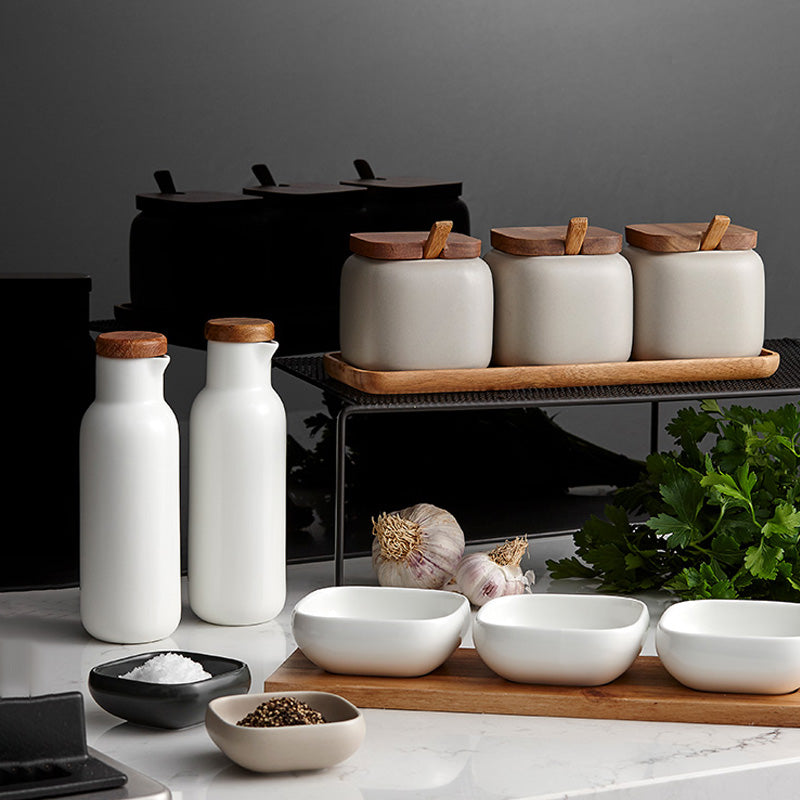 Ladelle Keramik-Dosen und Essig- und Ölspender in der Farbe Weiß, mit Holzdeckel und Holztablett mit kleinen Schalen für Dips, Tapas etc.