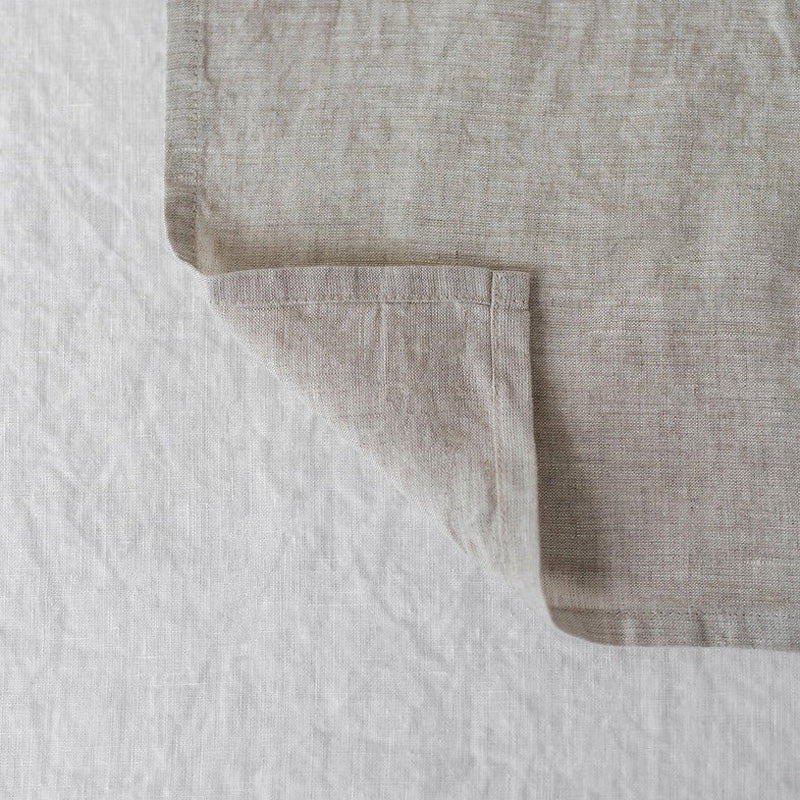 Kuvertsaum bei den Leinen-Servietten von Linen Tales im 2er Set, 40x40 cm, Farbe Melange oder Weiß, 100 % Leinen, stone washed für einen extra weichen Stoff, umweltfreundliche Produktion