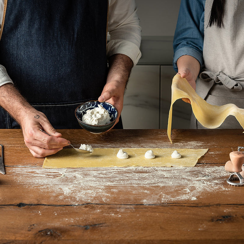 Arbeite mit dem Plätzchenausstecher /Stampini von Marcato, auch für Ravioli, Fondant, Butter etc. geeignet, verschiedene Formen, Stempel aus Aluminiumguss, Griff aus Holz