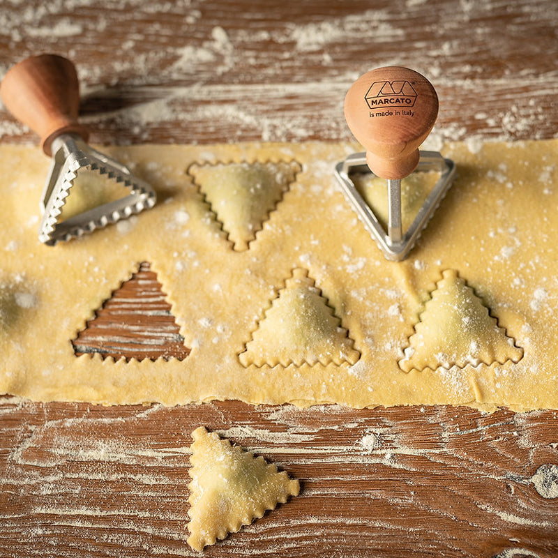 Plätzchenausstecher, dreieckig, auch für Ravioli, Fondant, Butter etc. geeignet, Stempel aus Aluminiumguss, Griff aus Holz, von Marcato