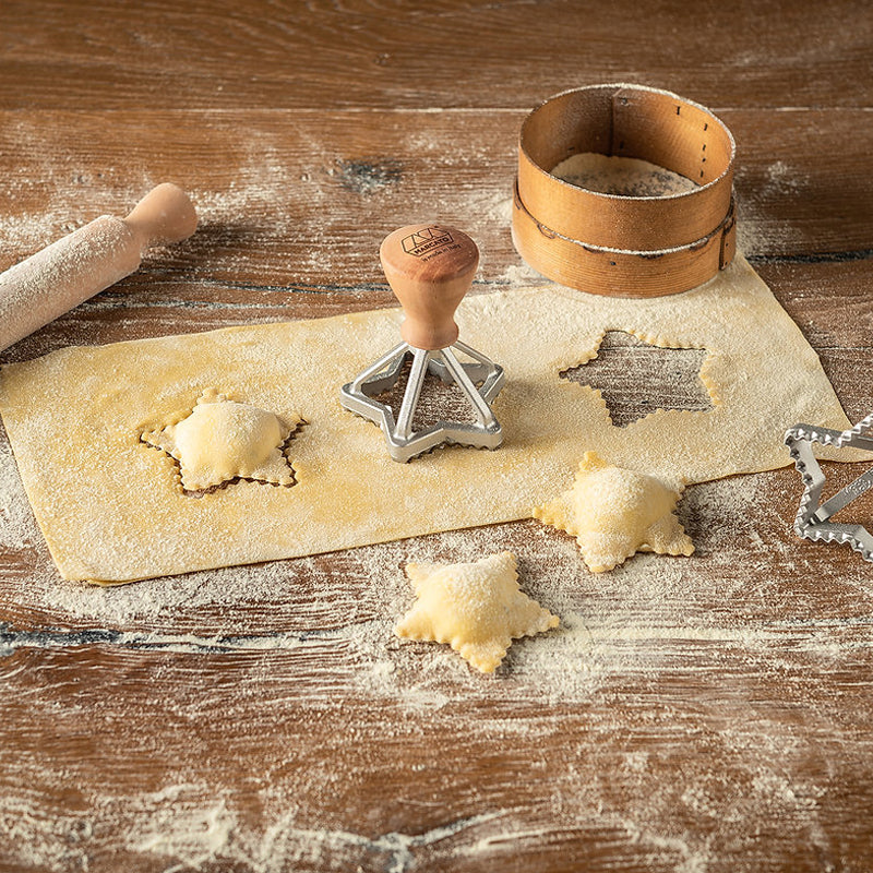 Auch für die Weihnachtszeit: Plätzchenausstecher /Stampini von Marcato, auch für Ravioli , Fondant, Butter etc. geeignet, verschiedene Formen, Stempel aus Aluminiumguss, Griff aus Holz, mit eingedrucktem Logo
