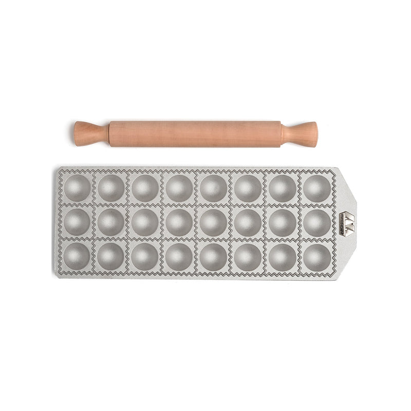 Marcato Ravioli-Form für 24 Ravioli mit einem Durchmesser von 40 mm, Aluminium, mit Gummifüssen, verhindern das Verrutschen, Holz-Teigroller im Lieferumfang enthalten, in Geschenkbox