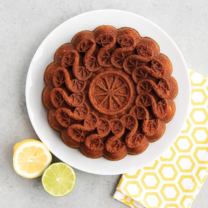 Fertiger Kuchen, aus der runden Nordic Ware Backform Citrus Twist  
