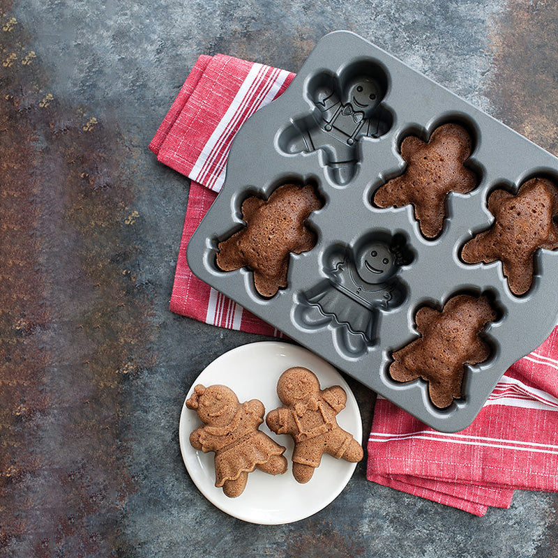 6 Mädchen und Jungen-Figuren  aus der  Gingerbread Backform von Nordic Ware, mit  PFAS-freier Antihaftbeschichtung, Online-Shop Home-and-Kitchen.de