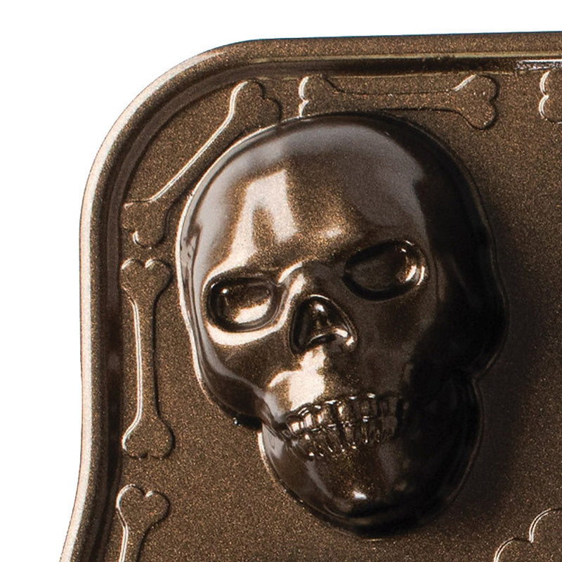Detailgetreue Totenköpfe aus der Backform TOTENKÖPFE von Nordic Ware