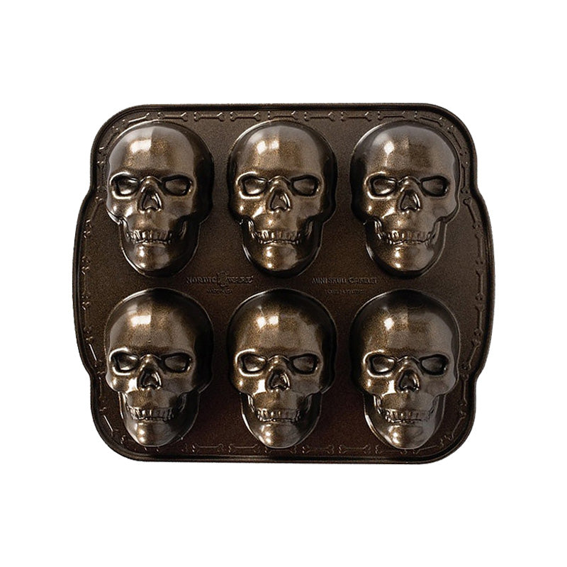 Totenkopf-Backform von Nordic Ware, Gesamtvolumen 1,2 Liter, Länge 29,8 cm, Höhe 5,8 cm, Breite 25,4 cm, robuster Aluminiumguss, PFAS-freie Antihaftbeschichtung