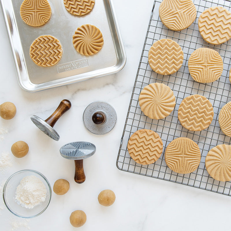Für Keksgenuss das ganze Jahr über: GEO Plätzchen-Stempel von Nordic Ware, im 3er Set, aus Aliminiumguss mit Holzgriff
