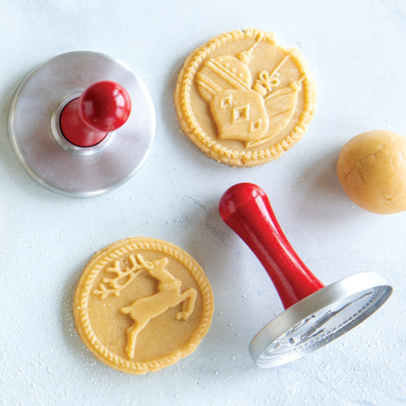 Von Nordic Ware für die Weihnachtsbäckerei: Keksstempel aus Aluminiumguss mit Holzgriff im 3er-Set, für einfaches Handling