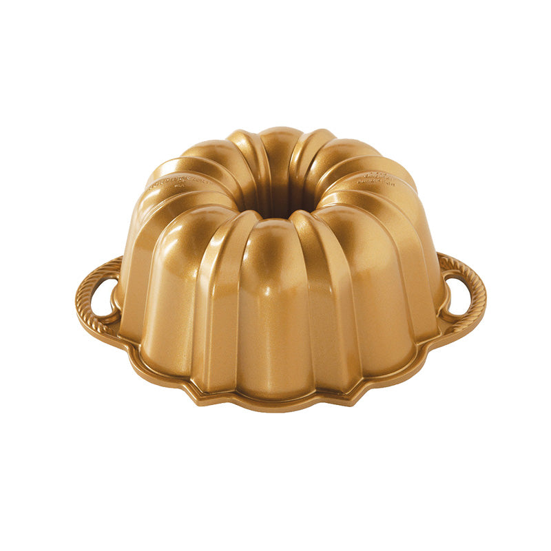 Anniversary- Gugelhupf-Form von Nordic Ware,  in 2 Größen, traditionelles Kranzdesign mit Rillenmuster, aus Aluminiumguss, PFAS-freie Antihaftbeschichtung. 