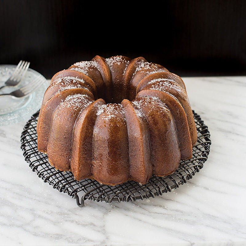 Der Hit auf jeder Kuchentafel: Kuchen aus der Anniversary- Gugelhupf-Form von Nordic Ware. Sie gibt es in zwei Größen. Die große Form hat ein Gesamtvolumen von 24 - 3,5 Litern, die kleine Form 1,4 Liter. Beide haben das traditionelle Kranzdesign mit Rillenmuster, sind aus Aluminiumguss und haben eine PFAS-freie Antihaftbeschichtung. 