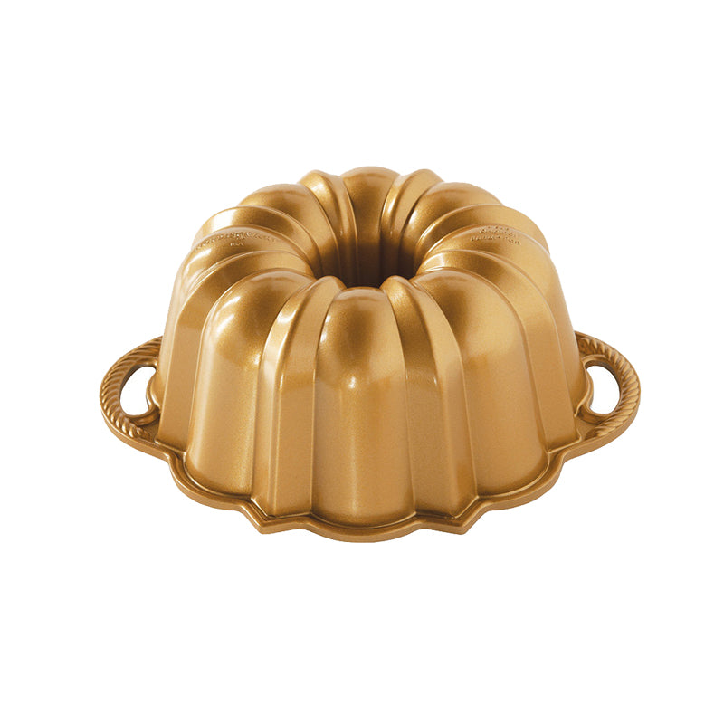 2 Griffe an der Anniversary- Gugelhupf-Form von Nordic Ware mit traditionellem Kranzdesign und Rillenmuster