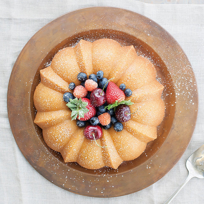 Die Anniversary- Gugelhupf-Form von Nordic Ware gibt es in zwei Größen. Die große Form hat ein Gesamtvolumen von 24 - 3,5 Litern, die kleine Form 1,4 Liter. Beide haben das traditionelle Kranzdesign mit Rillenmuster, sind aus Aluminiumguss und haben eine PFAS-freie Antihaftbeschichtung - auch für Pudding o.. geeignet