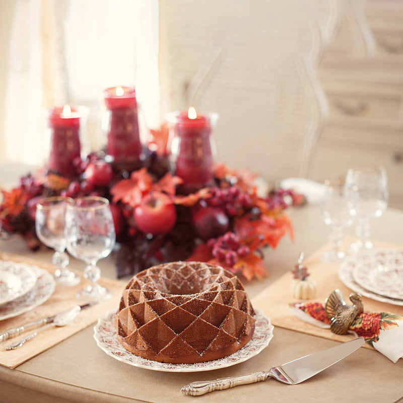 Modernes Rautenmuster bei Nordic Ware Backform JUBILEE rund, aus Aluminiumguss, PFAS-freie Antihaftbeschichtung, Online-Shop Home-and-Kitchen.de