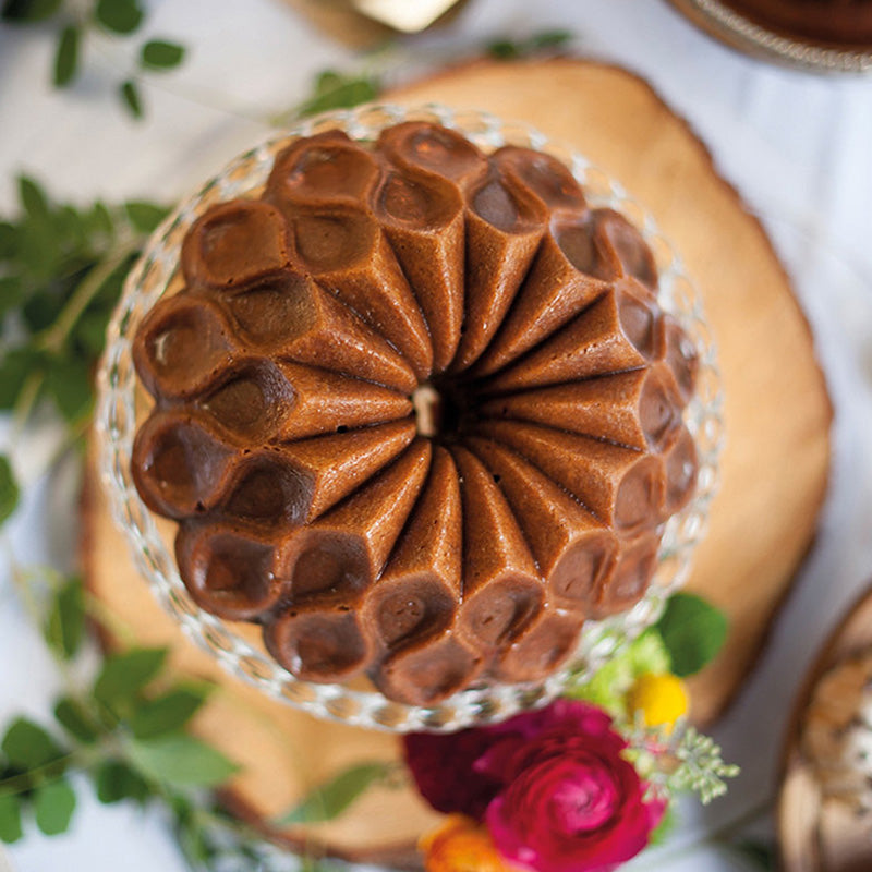 Nordic Ware Gugelhupfform Crown mit aufwendigem Kronen-Design,  Durchmesser 26 cm, Höhe 10,4 cm, Volumen 2,4 Liter, robuster Auminiumguss, PFAS-freie Antihaftbeschichtung, auch für Eis, Pudding usw. einsetzbar.